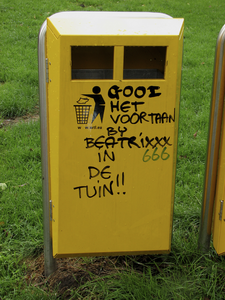 908047 Afbeelding van de tekst 'GOOI HET VOORTAAN BIJ BEATRIXXX IN DE TUIN!!', geschreven op een afvalbak op het ...